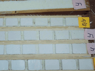 Рисунок образцов увлажненной/неувлажненной монтажной пены на опалубках после нанесения герметика